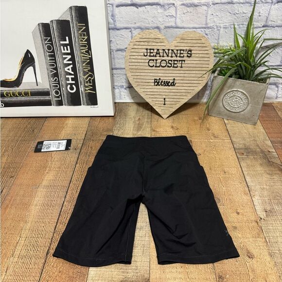 Arc'teryx Essent High Rise Short 8”- Size 4 black NWT - Picture 3 of 11